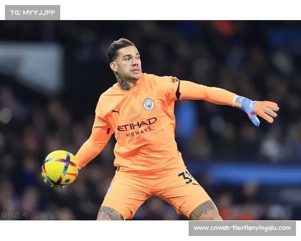 贝西克塔斯球迷向费内巴切门将埃德森投掷塑料杯,比赛两度因场面混乱中断 贝西克塔斯球迷向费内巴切门将埃德森投掷塑料杯,比赛两度因场面混乱中断