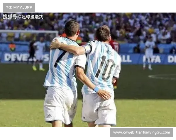 梅西替补席凝视美洲杯奖杯，赛后与迪马利亚相拥落泪