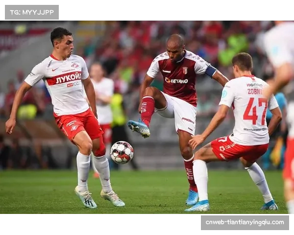 特写：争议点球判罚后，双方球员围住裁判理论长达三分钟